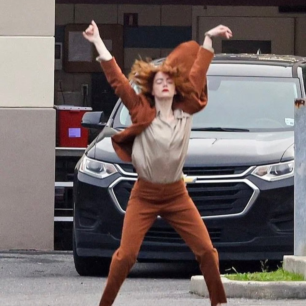 H Emma Stone χορεύει σαν να μην υπάρχει αύριο στα γυρίσματα του "AND" του Γιώργου Λάνθιμου