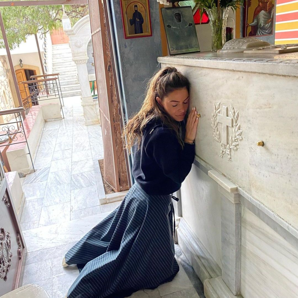 Η Maria Menounos πήγε στον τάφο του Αγίου Νεκταρίου στην Αίγινα: «Άκουσα έναν φοβερό κρότο και άρχισα να ουρλιάζω "τον ακούω"»
