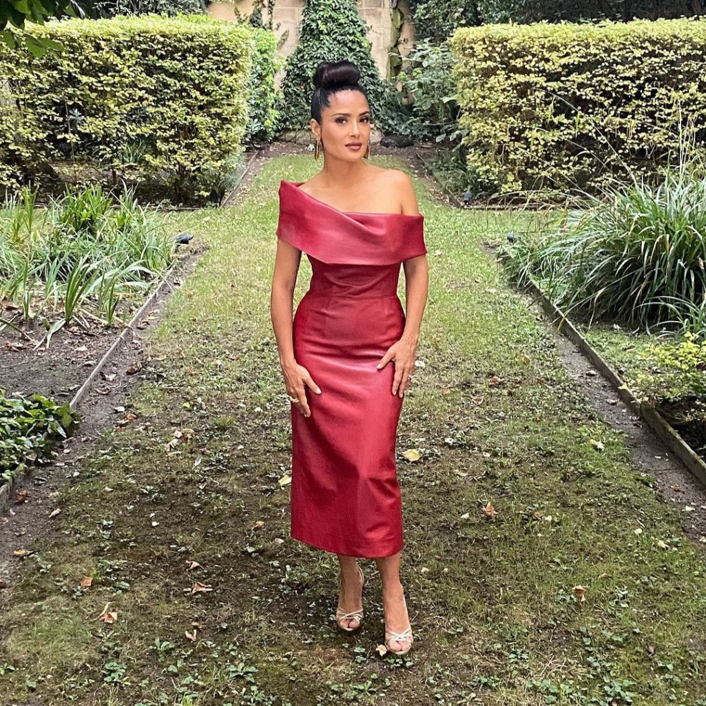 Η Σάλμα Χάγιεκ στα «κόκκινα» - Φόρεσε το πιο hot χρώμα της σεζόν