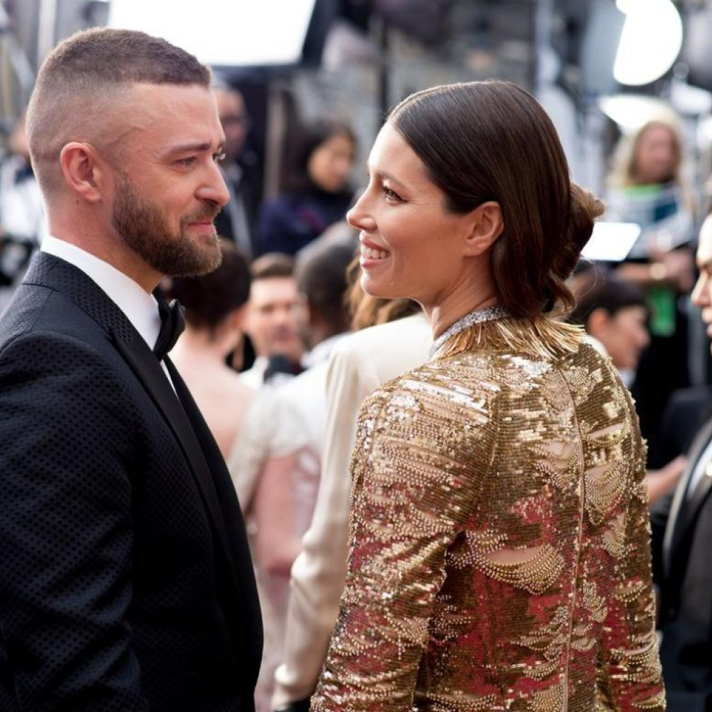 Ειδικός στη γλώσσα του σώματος αναλύει: Τι σημαίνει η "σφιγμένη γροθιά" του Justin Timberlake απέναντι στη Jessica Biel