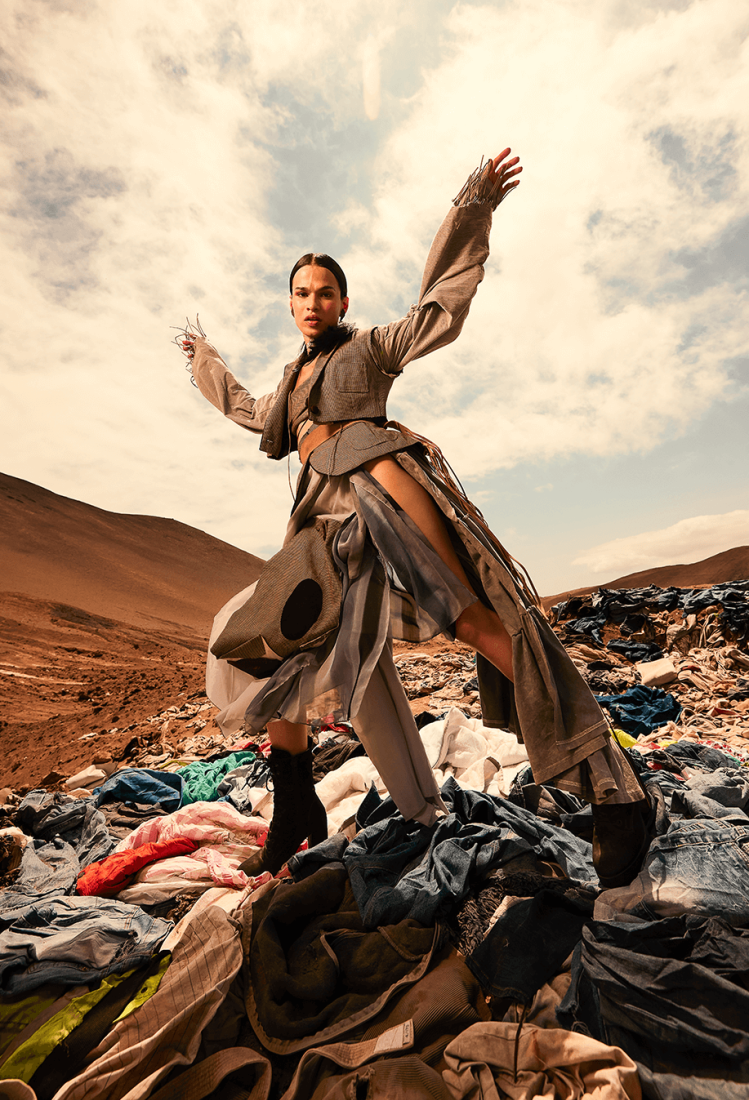 Έρημος Ατακάμα: Ο «απέραντος κάδος» πεταμένων ρούχων στη Χιλή, φιλοξένησε fashion show για τη βιωσιμότητα 