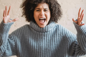 Θεραπευτική κραυγή: Όλο και περισσότερες γυναίκες ουρλιάζουν (κυριολεκτικά) για να διώξουν τις αρνητικές σκέψεις