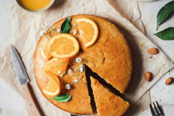 Ζουμερό κέικ με πορτοκάλι και αμύγδαλα