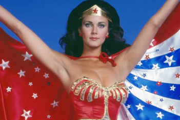 Η πρώτη Wonder Woman, Lynda Carter, απαντά σε όσους λένε πως η ηρωίδα δεν ήταν πάντα queer icon