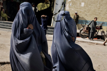 «Δικαιοσύνη, δικαιοσύνη. Έχουμε βαρεθεί να μας αγνοούν»: Ταλιμπάν διέλυσαν βίαια διαδήλωση γυναικών με τα πιο ειρηνικά συνθήματα