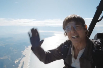 Mission Impossible: O Tom Cruise εύχεται καλές γιορτές, κάνοντας skydiving στα γυρίσματα της ταινίας