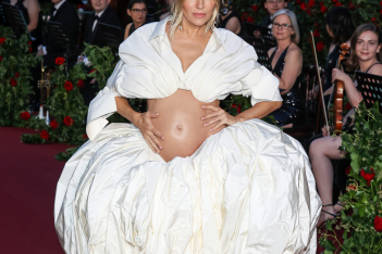 Η Σιένα Μίλερ με ένα cool look Schiaparelli στη Vogue World, δείχνει την κοιλιά της
