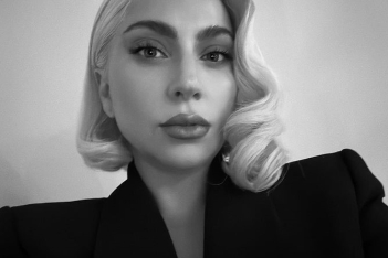 Η Lady Gaga υιοθέτησε ένα ξανθό bob haircut, εμπνευσμένο από τη δεκαετία του 1920
