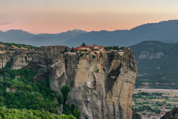 8 ορεινά χωριά της Ελλάδας που μοιάζουν με πίνακα ζωγραφικής την άνοιξη 