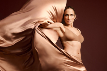 H Jennifer Lopez παρουσιάζει τα Νέα Silky Intimates της Intimissimi 