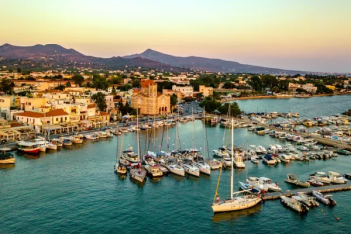 Νησιά δίπλα στην Αθήνα για αποδράσεις - Ο παράδεισος με τα πεύκα που ακουμπούν τη θάλασσα