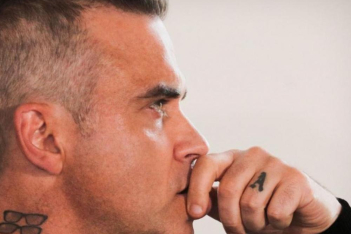 Robbie Williams: «Αν και είμαι σίγουρος μπροστά στο μικρόφωνο, έχω χαμηλή αυτοεκτίμηση»