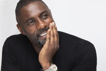 Idris Elba: «Το να με ρωτάτε για τον ρατσισμό είναι σαν να με ρωτάτε πόσο καιρό αναπνέω» 