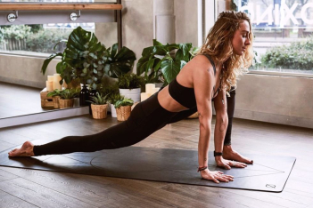 Η Yoga & Pilates Teacher Ιωάννα Κολιακουδάκη μάς δείχνει πώς θα απελευθερώσουμε τη στάσιμη ενέργεια 