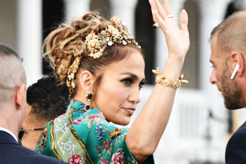 H JLo και οι άλλοι: Oι διάσημοι που εντυπωσίασαν στο show των Dolce & Gabbana
