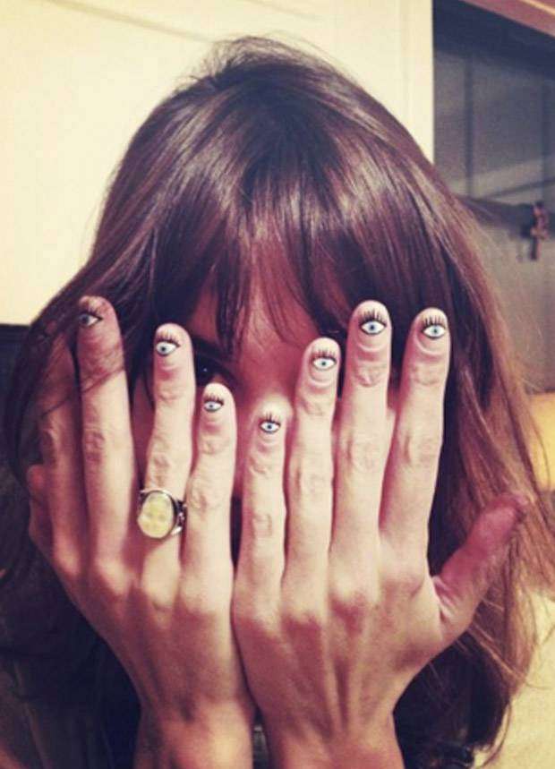 ALEXA+CHUNG+NAILS+TWITTER