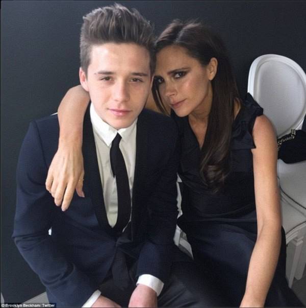 24346CDE00000578-2882643-Plus_one_Brooklyn_Beckham_posted_a_snap_of_him_and_mum_Victoria_-a-41_1419208958541-700x704