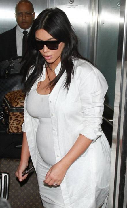 Pregnant Kim Kardashian showing baby bump at LAX airport in Los Angeles, California. Pictured: Kim Kardashian Ref: SPL1094932  040815   Picture by: Diabolik / Splash News Splash News and Pictures Los Angeles:	310-821-2666 New York:	212-619-2666 London:	870-934-2666 photodesk@splashnews.com 
