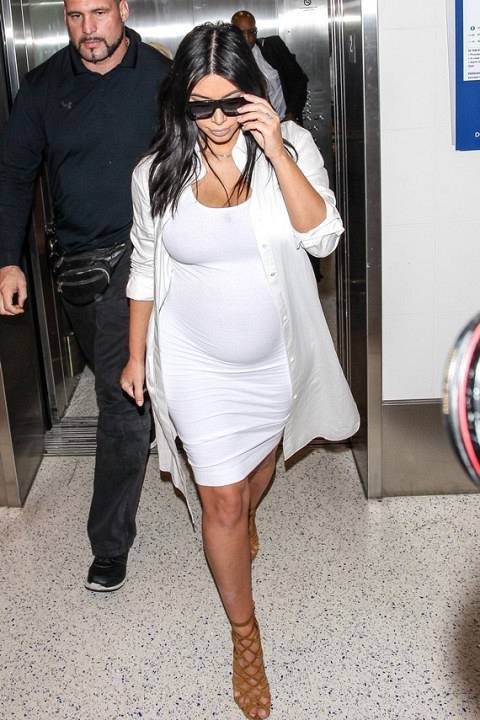 ***MANDATORY BYLINE TO READ INFPhoto.com ONLY*** Kim Kardashian arrives at LAX airport in Los Angeles, California flaunting her growing baby bump. Pictured: Kim Kardashian Ref: SPL1095218  040815   Picture by: INFphoto.com 