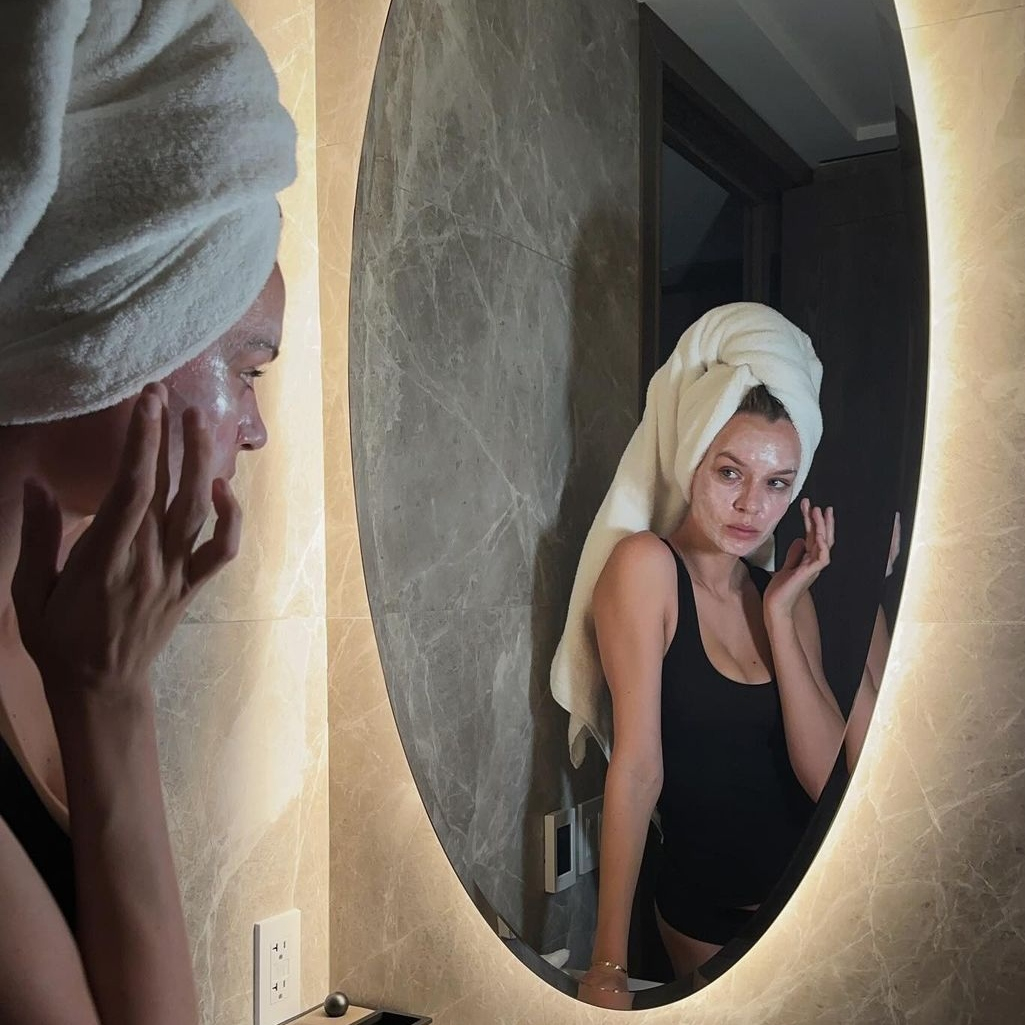 Χημικό peeling: Η θεραπεία ομορφιάς που μεταμορφώνει την όψη και την υφή της επιδερμίδας