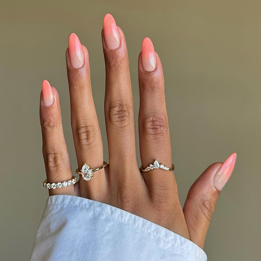 Peachy nails: Η ζουμερή ροδακινί απόχρωση που θα στρέψει τα βλέμματα όλων στο μανικιούρ σου αυτό το καλοκαίρι