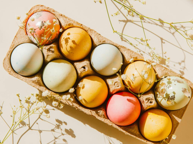 Έχεις δοκιμάσει να βάψεις τα πασχαλινά αυγά με σαντιγί; Να πώς θα το κάνεις
