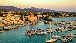 Νησιά δίπλα στην Αθήνα για αποδράσεις - Ο παράδεισος με τα πεύκα που ακουμπούν τη θάλασσα